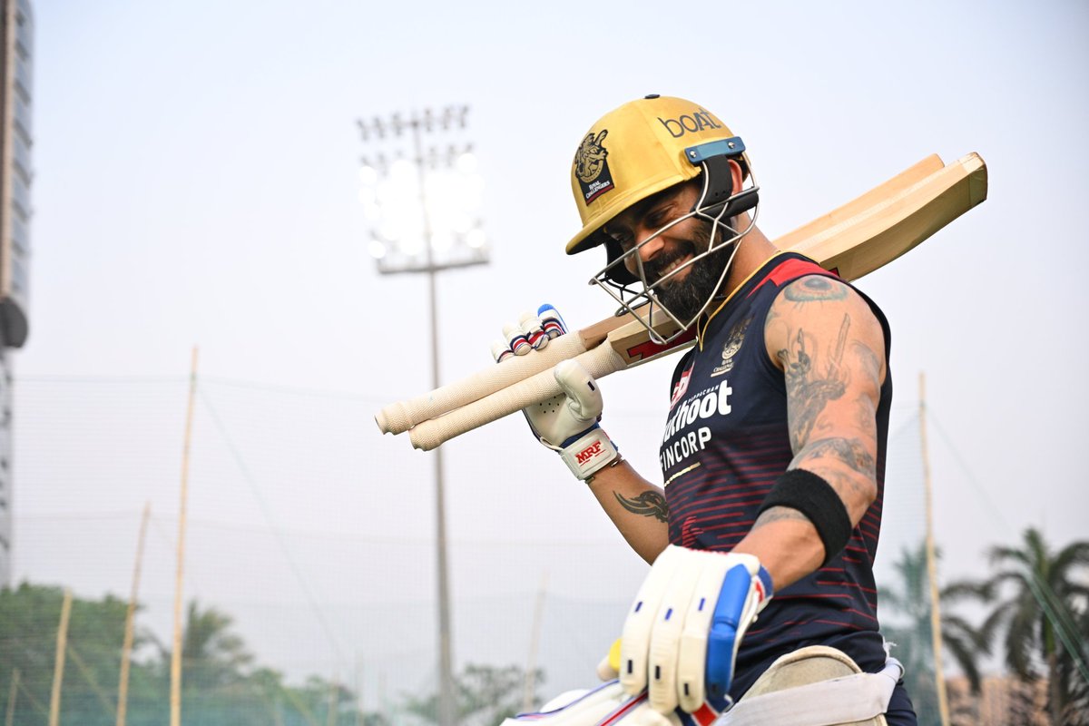 developer_being's tweet photo. Finally, #RCB has some coins in their hands, after a huge begging hours. 

#MumbaiIndians are always deciders .

#TATAIPL2022 #Playoffs https://t.co/0UwrlwjzHn