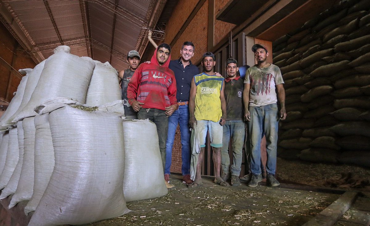 SantiPenap's tweet image. Cuidar a la gente que trabaja como a los amigos de la Yerbatera Aromática será mi prioridad, porque ellos como millones de paraguayos trabajadores son los que mueven nuestro país hacia adelante. ¡Vamos a estar mejor! 🇵🇾