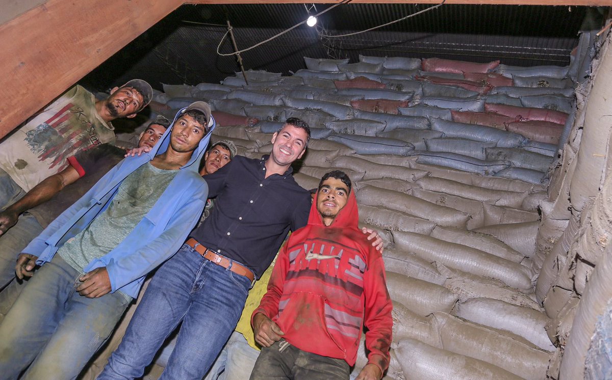 SantiPenap's tweet image. Cuidar a la gente que trabaja como a los amigos de la Yerbatera Aromática será mi prioridad, porque ellos como millones de paraguayos trabajadores son los que mueven nuestro país hacia adelante. ¡Vamos a estar mejor! 🇵🇾