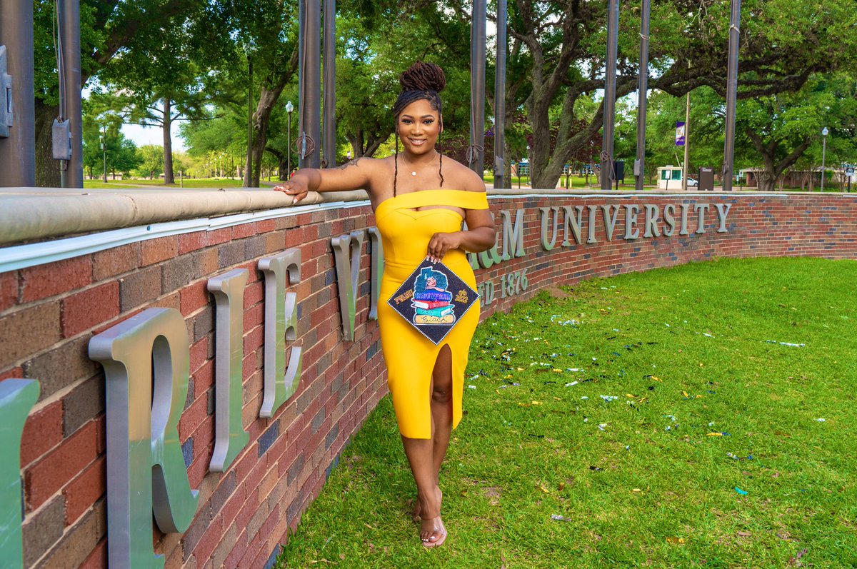 its_flawless_'s tweet photo. She too smart to crave material things
She pushing herself day and night. She grinds from Monday to Friday, Works from Friday to Sunday 🐝 💅🏾

✅ B.S. in Marketing 👩🏽‍🎓
✅ CAB 🚕
✅ Deans List 2x 
✅ Honor Roll 2x 
✅ Full-Time Offer Secured 💼
#PVAMU22 #HBCUGrad #pvamu https://t.co/H2WID8WFsi