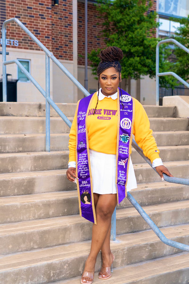 its_flawless_'s tweet photo. She too smart to crave material things
She pushing herself day and night. She grinds from Monday to Friday, Works from Friday to Sunday 🐝 💅🏾

✅ B.S. in Marketing 👩🏽‍🎓
✅ CAB 🚕
✅ Deans List 2x 
✅ Honor Roll 2x 
✅ Full-Time Offer Secured 💼
#PVAMU22 #HBCUGrad #pvamu https://t.co/H2WID8WFsi