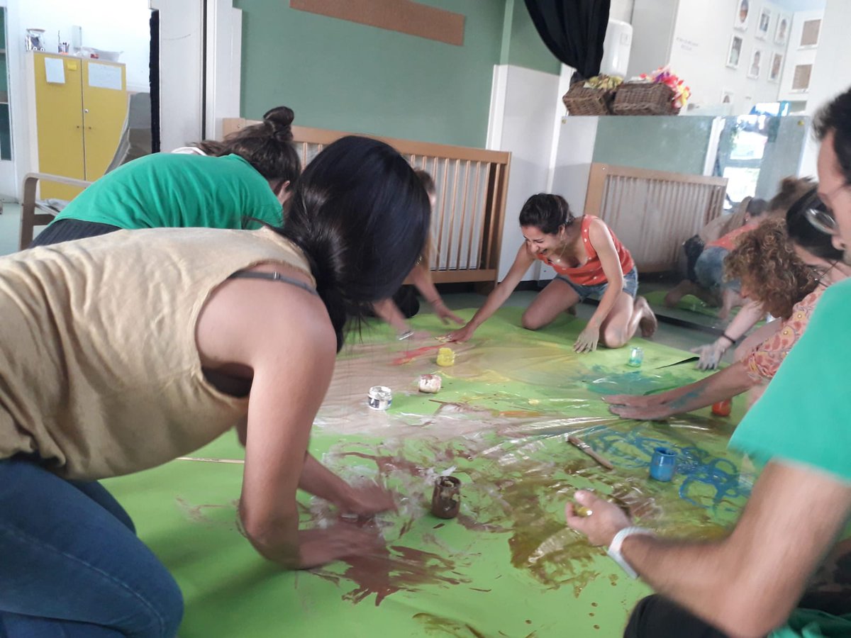 #earlychildhood teachers destilling their memories with children, to transform them into artistic experiences. This allows them to create an aesthetic environment for infants, full of meaning and authenticity, from their own enjoyment. @lasalateatre #INTERSTICE #ArtInSchool