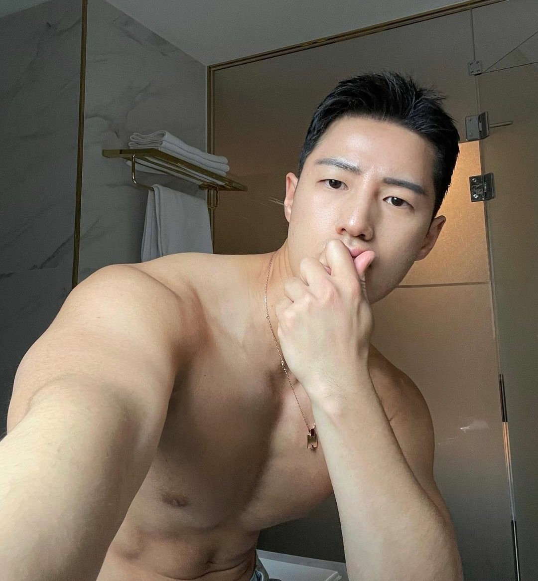 lustfulfvck's tweet photo. ⠀
⠀
                                   HAN.
                      36. bi. single dad au. ⠀
⠀ https://t.co/ApRWf4CufT