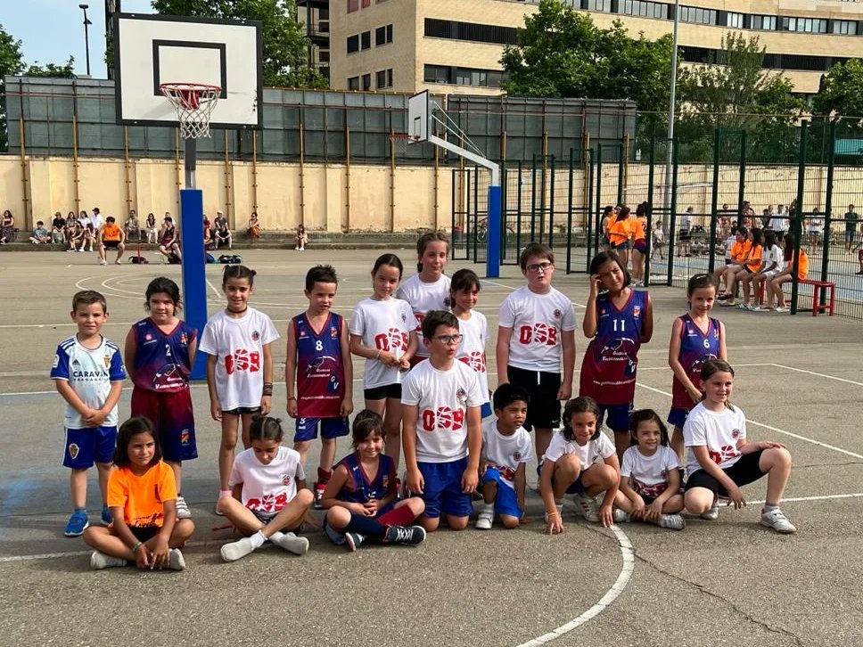 oldSchoolBasket's tweet photo. 🏀 Escuela de Baloncesto:
Emocionante debut de nuestros pequeños en el torneo de Boscos, en un partido muy igualado que acabó en empate.
#Rosamolas #letsgoldschool #oldschoolfamily #oldschoolspirit https://t.co/cZVlIIogdO
