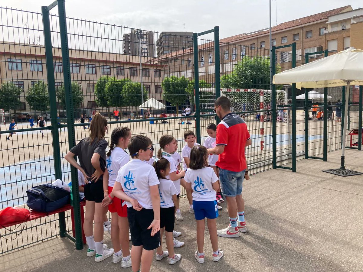 oldSchoolBasket's tweet photo. 🏀 Escuela de Baloncesto:
Emocionante debut de nuestros pequeños en el torneo de Boscos, en un partido muy igualado que acabó en empate.
#Rosamolas #letsgoldschool #oldschoolfamily #oldschoolspirit https://t.co/cZVlIIogdO