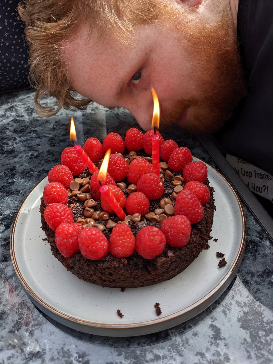 RiriennaDesigns's tweet photo. I made the sibling a birthday cake today! https://t.co/UHBTrAAAVv