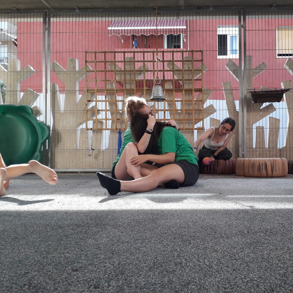 interstice_eu's tweet image. #earlychildhood teachers destilling their memories with children, to transform them into artistic experiences. This allows them to create an aesthetic environment for infants, full of meaning and authenticity, from their own enjoyment. @lasalateatre #INTERSTICE #ArtInSchool