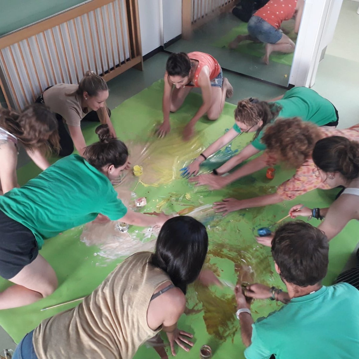 interstice_eu's tweet image. #earlychildhood teachers destilling their memories with children, to transform them into artistic experiences. This allows them to create an aesthetic environment for infants, full of meaning and authenticity, from their own enjoyment. @lasalateatre #INTERSTICE #ArtInSchool