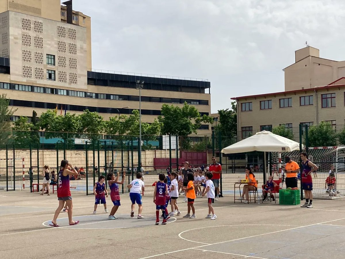 oldSchoolBasket's tweet photo. 🏀 Escuela de Baloncesto:
Emocionante debut de nuestros pequeños en el torneo de Boscos, en un partido muy igualado que acabó en empate.
#Rosamolas #letsgoldschool #oldschoolfamily #oldschoolspirit https://t.co/cZVlIIogdO