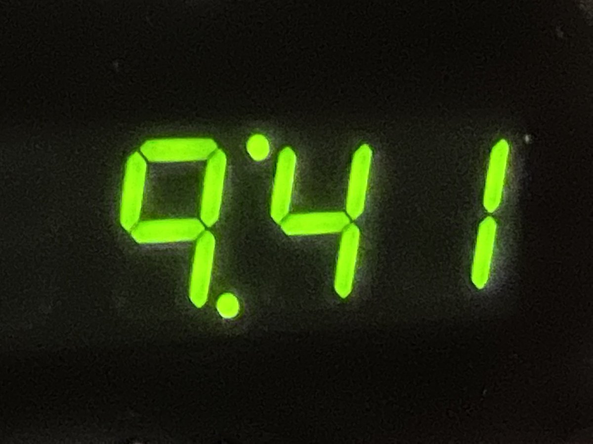 donttrythis's tweet photo. My friend’s stove has chosen a bold new way to display the time. Seriously, there was a MEETING and they accepted this. https://t.co/IvdOwqc63q