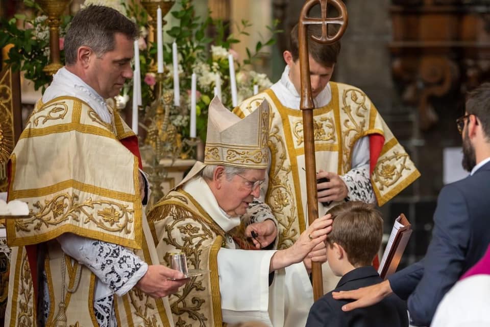 juventutemDC's tweet photo. The new Archbishop of Paris. Mons. Laurent Ulrich, conferred the sacrament of Confirmation according to the traditional rite to a group of 55 on May 14, at Saint-Étienne in Lille, served parish by priests of the Institute of Christ the King (Source: ICRSS Lille).

Deo gratias! https://t.co/nLVXO1PtSK