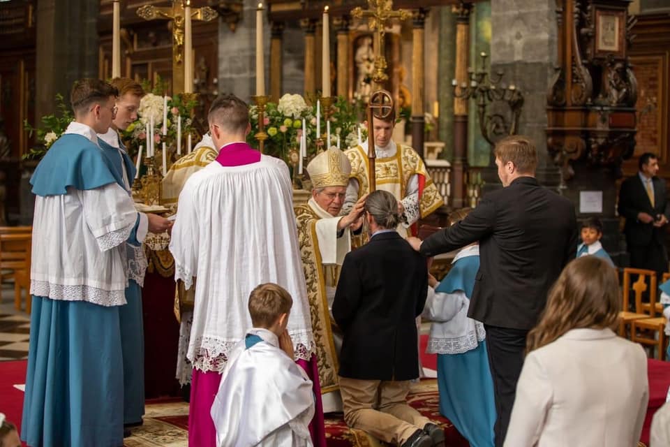 juventutemDC's tweet photo. The new Archbishop of Paris. Mons. Laurent Ulrich, conferred the sacrament of Confirmation according to the traditional rite to a group of 55 on May 14, at Saint-Étienne in Lille, served parish by priests of the Institute of Christ the King (Source: ICRSS Lille).

Deo gratias! https://t.co/nLVXO1PtSK