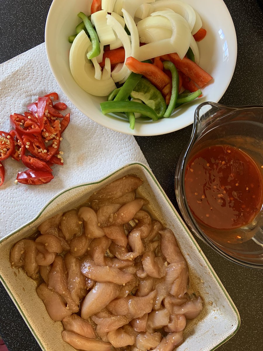 Big_Jim_Norwich's tweet photo. Not rustled this up in a while & trying a new method. Crispy chilli chicken. #doublefry https://t.co/zQ3UKCDrhY