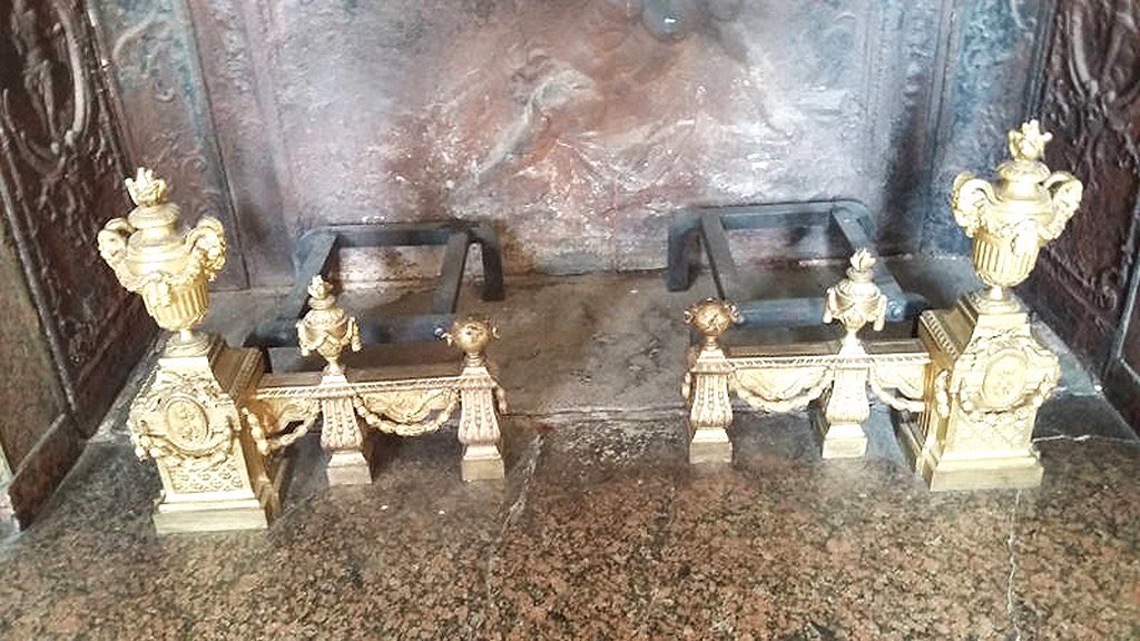 SPPEF's tweet photo. Les chenets de @ChateauGuyon, également classés au titre des monuments historiques, avaient été rapatriés manu militari de New York où ils devaient être vendus (collection #Safra), pour retrouver leur cheminée par #dation. Rachetons le gigantesque nécessaire qui allait avec ! https://t.co/lFPlWnFyDA