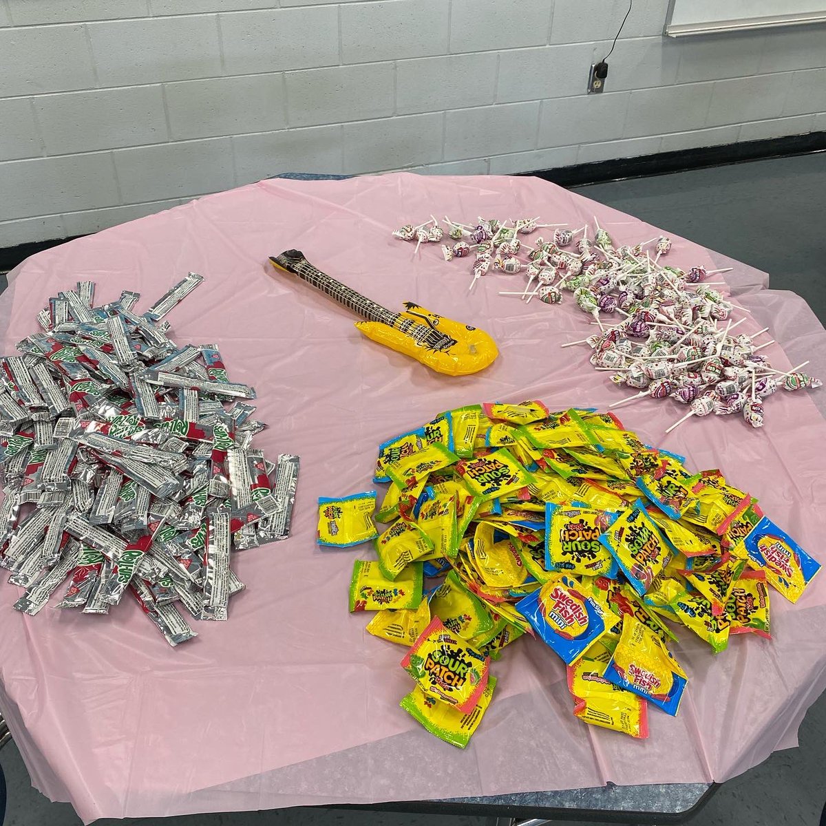 MrsCochol's tweet photo. Yesterday we celebrated 90% attendance and 90% positivity ratio with a 90โs themed party. Highlight of my week: teaching kids the tootsie roll. Thank you to the team of people who brought this crazy idea to life. #90s #APLife #MyTeamIsAmazing @oakparklions https://t.co/ERSmcugHEu