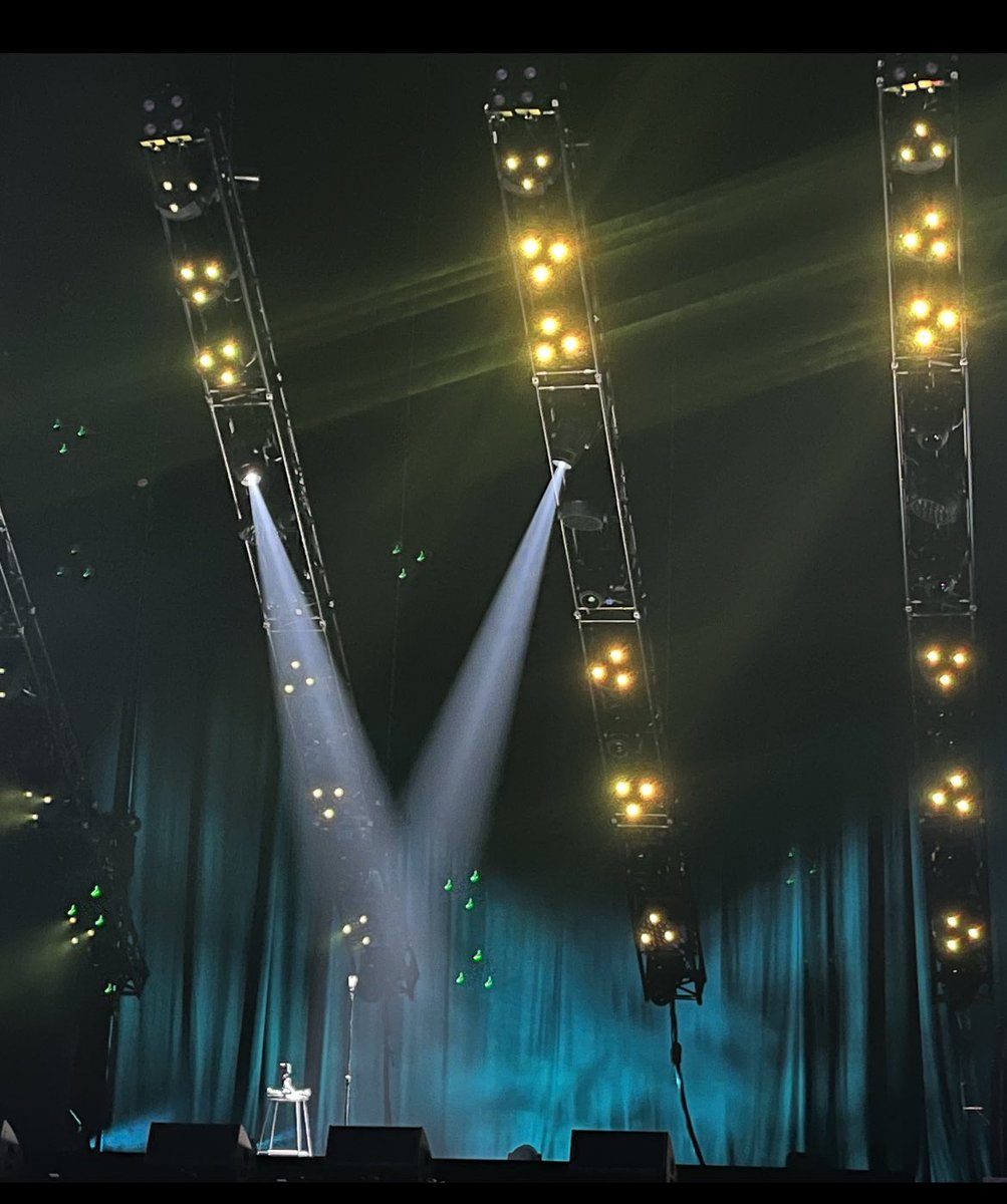 Eindelijk weer #ziggodome wachten op <a href="/Trevornoah/">Trevor Noah</a> #BackToAbnormalTour 😍