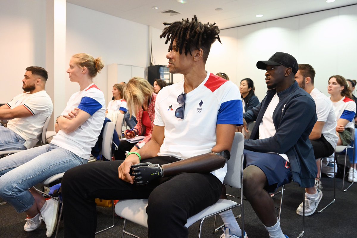 FranceOlympique's tweet photo. Ce matin au Centre National d’Entraînement de la @FFTennis à l’occasion du #WeekEndBleu 🇫🇷 : formations et partage d’expérience sur différentes thématiques (réseaux sociaux, contrat de partenariat, règle 40) ! 🫱🏼‍🫲🏾 https://t.co/4D2xCzm7Dm