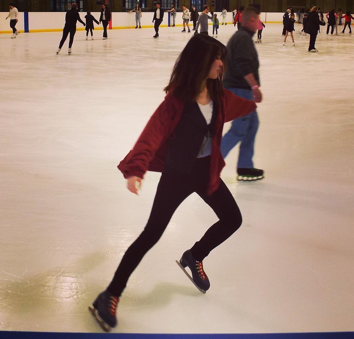 sfc_boarding's tweet photo. Ice skating @yourallypally #allypally #alexandrapalace #icestaking #newexperience #sunnyday #newsights #schooltrip #boardingtrip #boardingactivities #boarding #iloveboarding #sfcboardingfun #sfcboarding https://t.co/ehNq001w4A