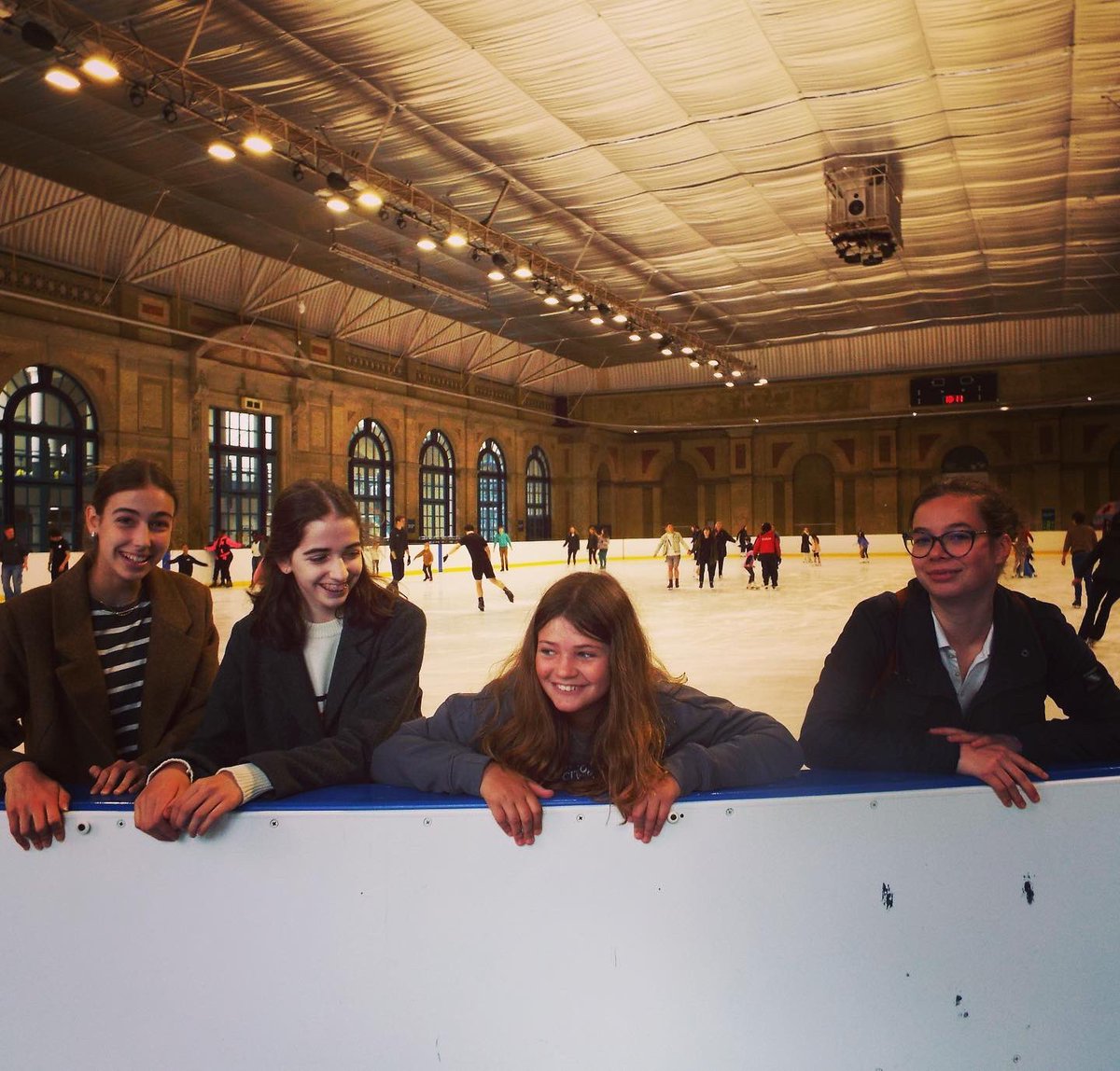 sfc_boarding's tweet photo. Ice skating @yourallypally #allypally #alexandrapalace #icestaking #newexperience #sunnyday #newsights #schooltrip #boardingtrip #boardingactivities #boarding #iloveboarding #sfcboardingfun #sfcboarding https://t.co/ehNq001w4A