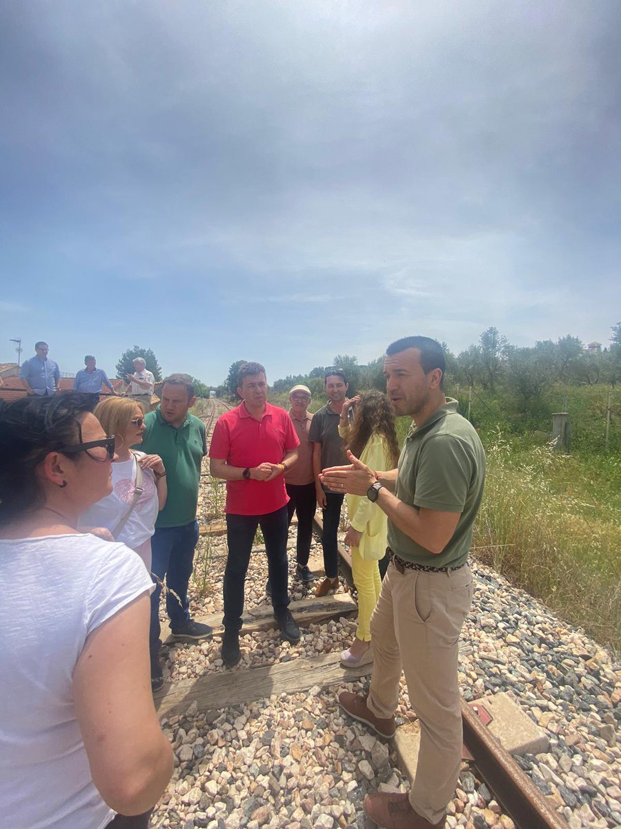Vicente_Mompo_'s tweet photo. Tenemos un compromiso firme con #RequenaUtiel. No queremos que existan comarcas de primera y de segunda. Hoy, en una visita por sus pueblos, hemos reivindicado mejores servicios e infraestructuras dignas para una de las zonas con mayor potencial turístico y vitivinícola 🔵🫱🏻🫲🏼 https://t.co/yCd4onhx7Q