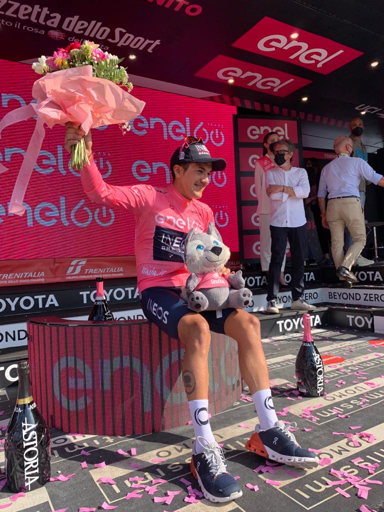 Una vez más Ecuador 🇪🇨 está por todo lo alto ✨. ¡Felicitaciones <a href="/RichardCarapazM/">Richard Carapaz M</a> 🚵‍♀️ por ser el nuevo líder del Giro de Italia, logrando el primer lugar 🥇 en la clasificatoria general y obteniendo la maglia rossa! 🎊