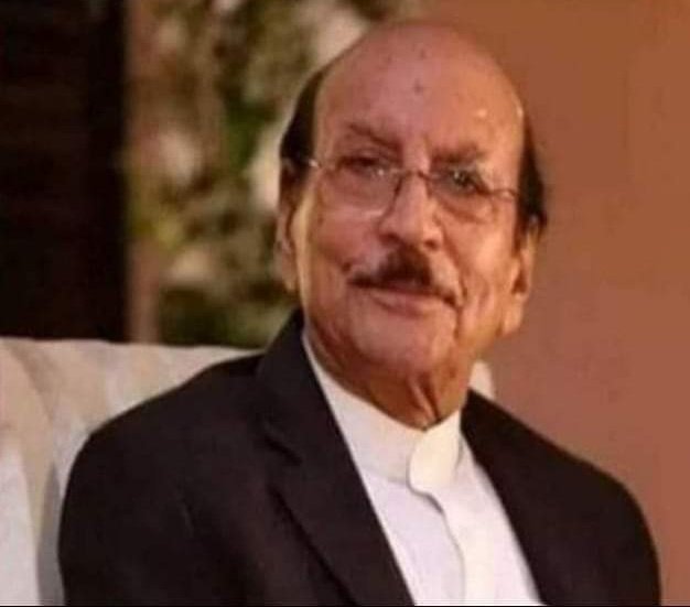 Funnysmspk's tweet photo. ڈالر اوپر جا رہا ہے تو کیا ہوا ایک دن ہم سب نے بھی تو اوپر جانا ہے 
 سید قائم علی شاہ 😄 https://t.co/dTbFXMmZoL