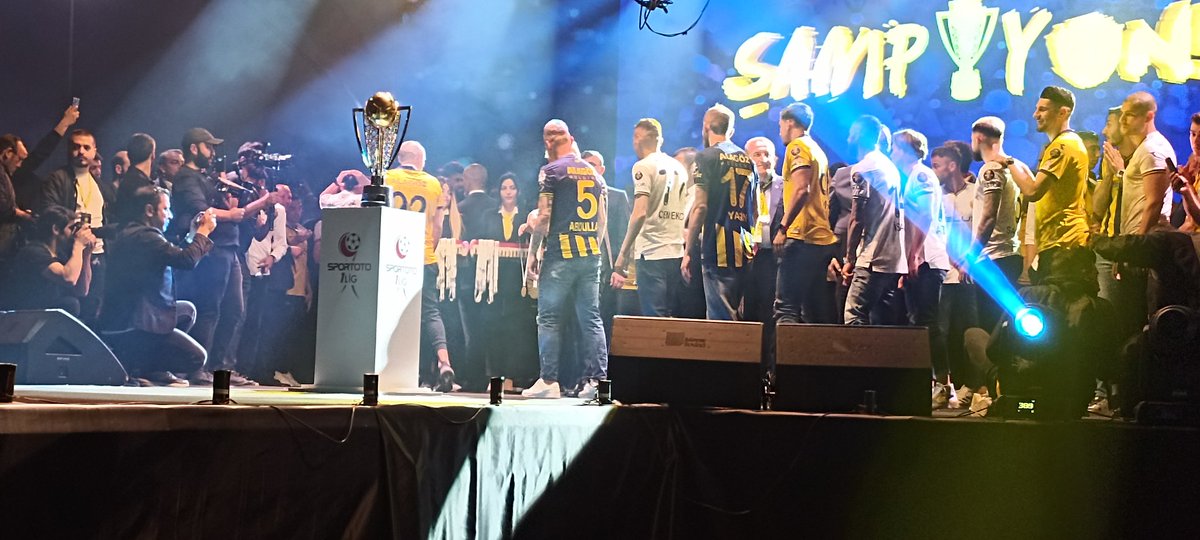 Veeee Kupa Şampiyon'un ellerinde.. 🏆

#Ankaragücü 📷 <a href="/orhan_sal/">Orhan Sal</a>