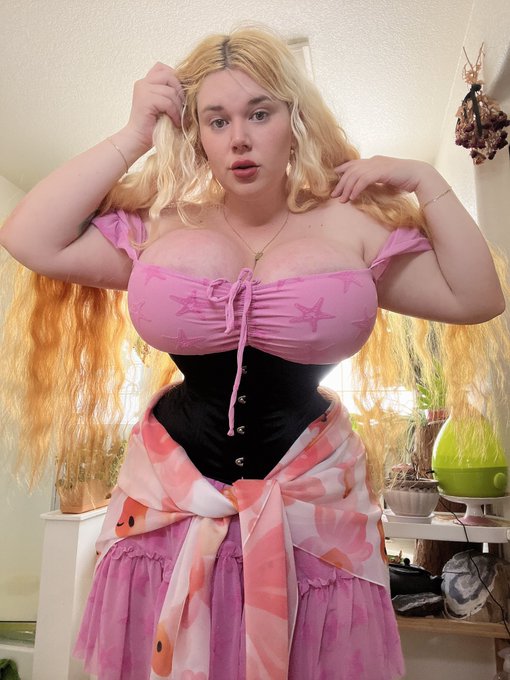 Damsel in this dress https://t.co/guNVOG7t8N https://t.co/LRXGldKPjh