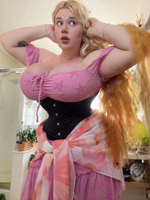 Damsel in this dress https://t.co/guNVOG7t8N https://t.co/LRXGldKPjh