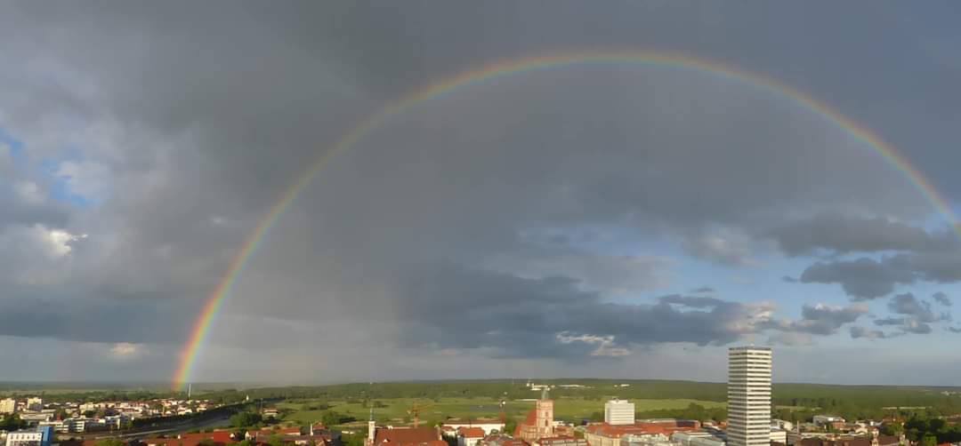 SaskiaHeller3's tweet photo. So schön. Ein Regenbogen für die Doppelstadt #FrankfurtOder & #Słubice.
Foto: Peter Gudlowski / Facebook
@BrueckenbauerFF
#bezgranic #ohnegrenzen https://t.co/DdnEXorLy7