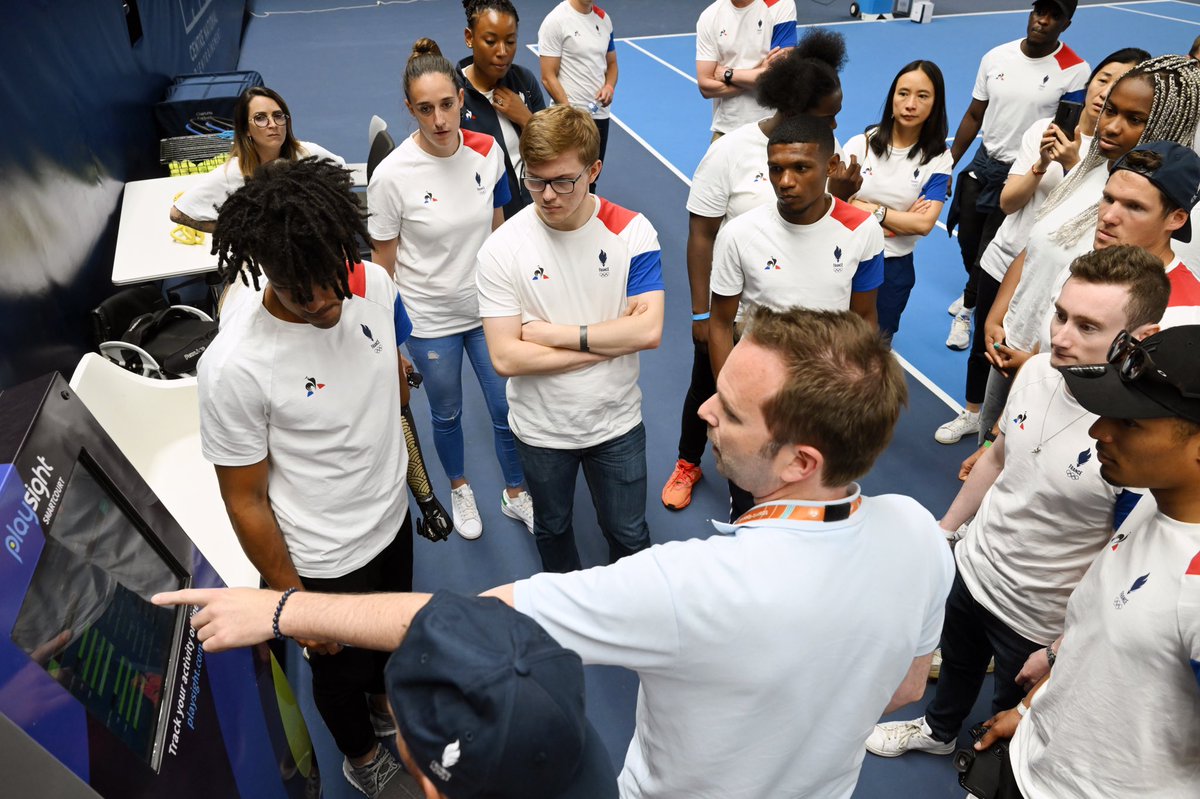 FranceOlympique's tweet photo. 🎾 Étape incontournable pour un #WeekEndBleu à @rolandgarros : initiation au tennis ! En présence des 3 coachs du jour, Paul-Henri Mathieu, Sébastien Grosjean et Julien Benneteau. On apprend aux côtés des meilleurs 👊 https://t.co/Yb2wD8SxHL