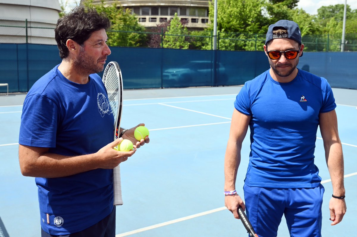 FranceOlympique's tweet photo. 🎾 Étape incontournable pour un #WeekEndBleu à @rolandgarros : initiation au tennis ! En présence des 3 coachs du jour, Paul-Henri Mathieu, Sébastien Grosjean et Julien Benneteau. On apprend aux côtés des meilleurs 👊 https://t.co/Yb2wD8SxHL
