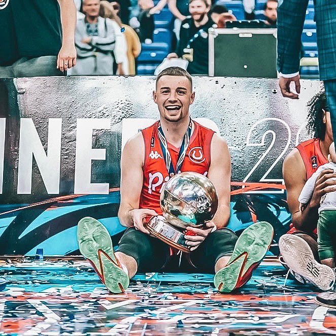Oaklandsball's tweet photo. Oaklands Alumni taking home trophies from last weekendโs @WBBLofficial and @BBLofficial finals!
Congratulations to Evan, Paige and Grace!! ๐
#AlumniTracker #Wolfpack #BritishBasketball https://t.co/P5vh7ty1DN