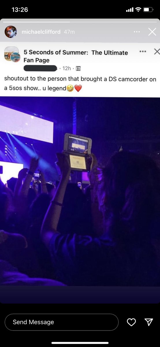 lucy_bottari's tweet photo. Amiga no se quien eras pero te tenía al lado de mi en el concierto y te tome una pic para mi insta dump #5SOSMexico #TakeMyHandMexicoCity espero esta foto llegue a ti y felicidades JSJSJSJS https://t.co/sCBxcMAz54
