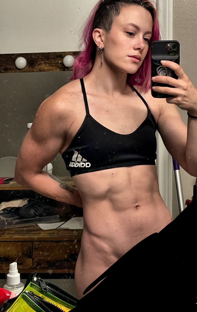 ClaireMax's tweet photo. Lookin’ shreddy this morning 💪🏻 https://t.co/jduxkH06tz