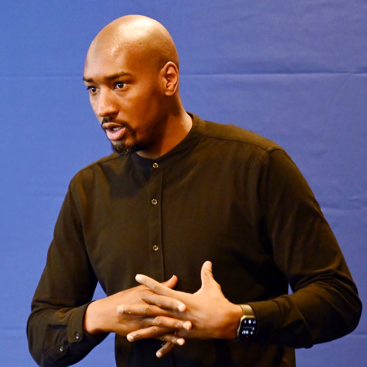 FranceOlympique's tweet photo. Pour finir cette journée du #WeekEndBleu, intervention de Moussa Camara sur son parcours et l’importance de construire son réseau. Partage d’expérience et échanges avec les 40 athlètes présents. @LesDetermines https://t.co/mG4o79Wwej