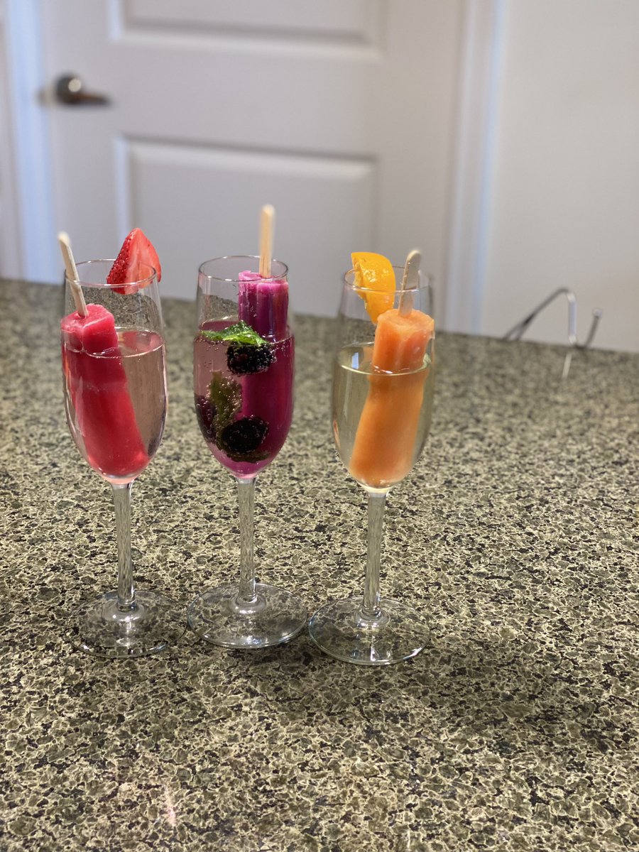 OmnipotentMeesh's tweet photo. stay cool in this heat friends.🍓🍊 https://t.co/uavqszTdMf