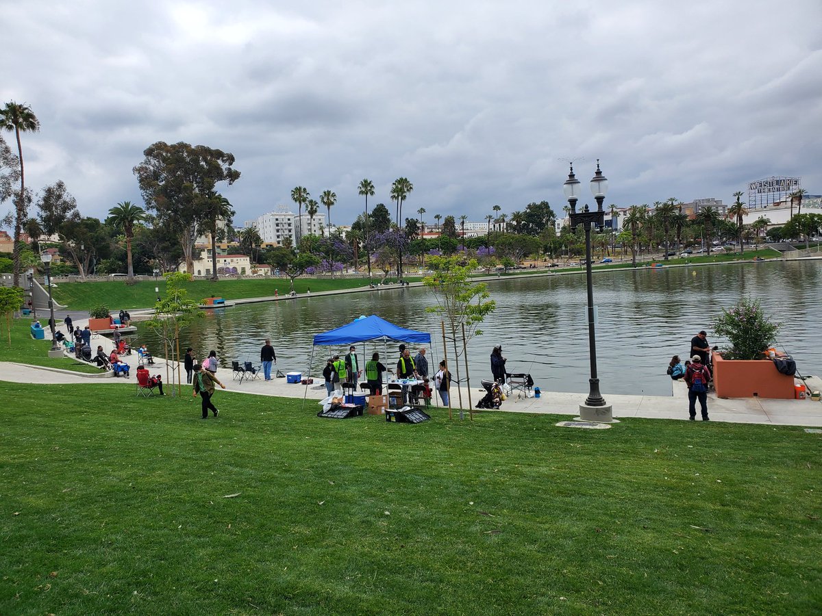 LAPD24MX13's tweet photo. @LAPDRampart and @LAPD_CTD are at Mac Arthur Park at a Fish Derby with Daniel Hernandez Youth Foundation.  Come join in the Fun. @LabradaAl @ https://t.co/OuRqrN5EFW