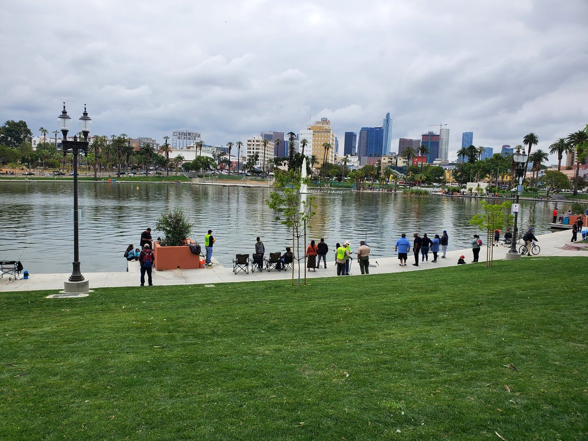 LAPD24MX13's tweet photo. @LAPDRampart and @LAPD_CTD are at Mac Arthur Park at a Fish Derby with Daniel Hernandez Youth Foundation.  Come join in the Fun. @LabradaAl @ https://t.co/OuRqrN5EFW