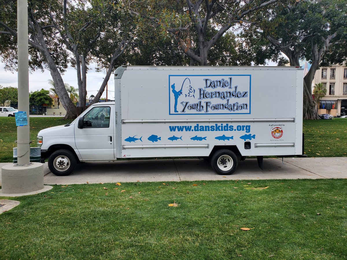 LAPD24MX13's tweet photo. @LAPDRampart and @LAPD_CTD are at Mac Arthur Park at a Fish Derby with Daniel Hernandez Youth Foundation.  Come join in the Fun. @LabradaAl @ https://t.co/OuRqrN5EFW