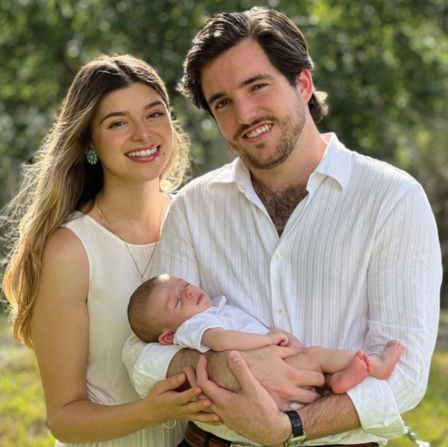 miguechiapaneco's tweet photo. #FórmulaEspectacular:
¡EL QUERIDO #ToñoMauri Y SU ESPOSA CARLA ALEMÁN MAGNANI PRESENTAN EN #HolaMexico A SU PRIMERA NIETA ISABELLE DE 2 MESES DE NACIDA, HIJA DE #CarlaMauri Y EL EMPRESARIO ESPAÑOL PABLO FERNÁNDEZ DE CORDOVA! https://t.co/gveK05Ax1U