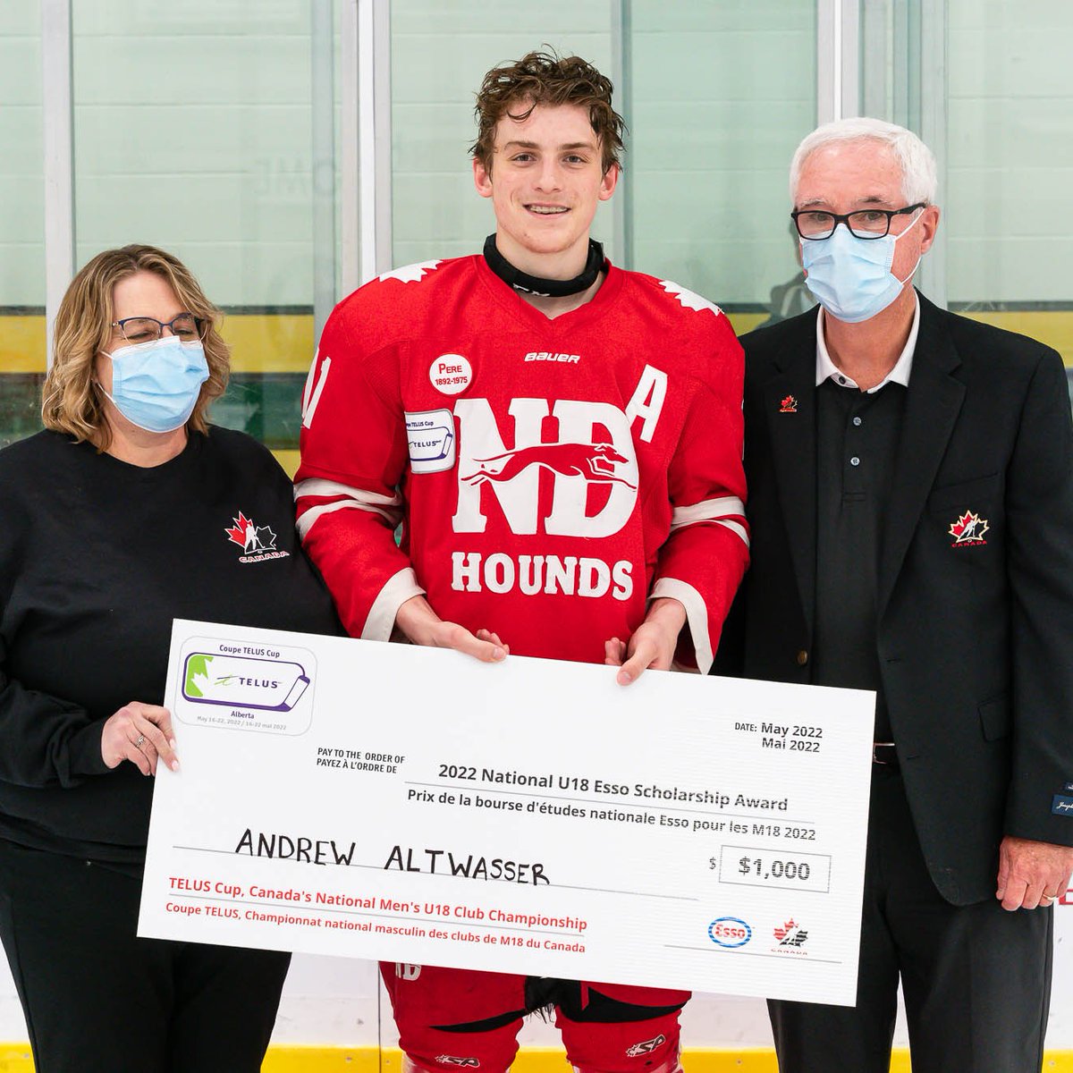 HockeyCanada's tweet image. Congratulations to Megan Breum of the @RushFMAAA  and Andrew Altwasser of the @NotreDameHounds, recipients of the most dedicated athlete awards through the Esso Kids Scholarship Program at Canada's national U18 club championships.
 
#EssoCup | #TELUSCup | @TELUS