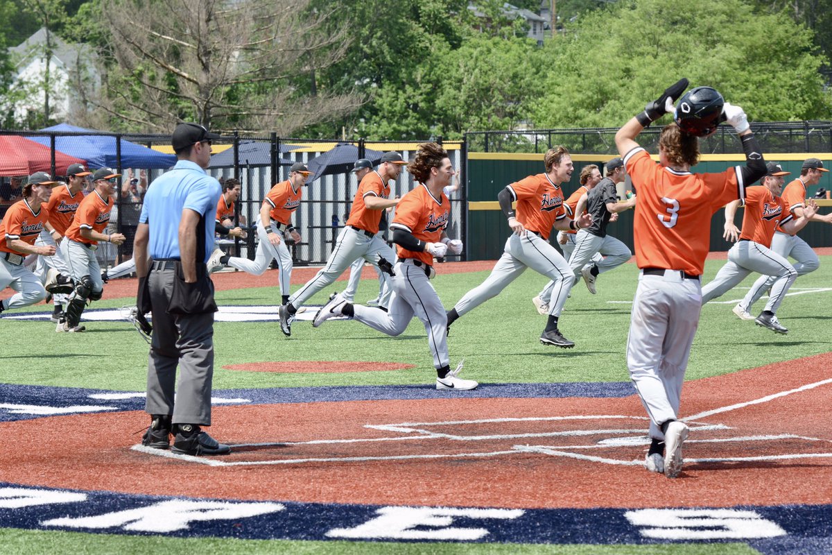 SueMussat's tweet image. Kalamazoo College advances in the D3 Regionals with a walk-off win in the bottom of the 10th.  Ben Chosid with a single to score Cooper Mills 🧡🖤⚾️ 🐝 #GoNets