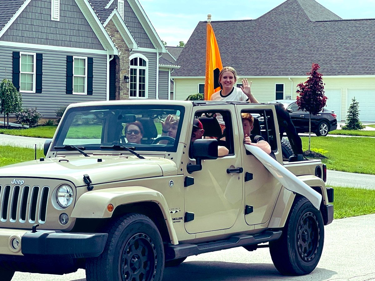 TeenTeacherLA's tweet photo. 🧡🖤🧡 #WeLoveOurGraduates #OtsegoKnights #GraduationParade #OHSClassOf2022 https://t.co/lfYixwOeed
