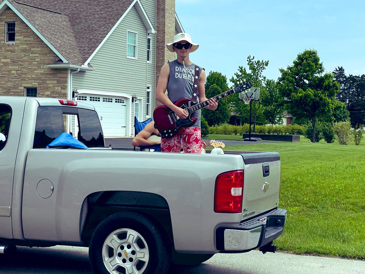 TeenTeacherLA's tweet photo. 🧡🖤🧡 #WeLoveOurGraduates #OtsegoKnights #GraduationParade #OHSClassOf2022 https://t.co/lfYixwOeed