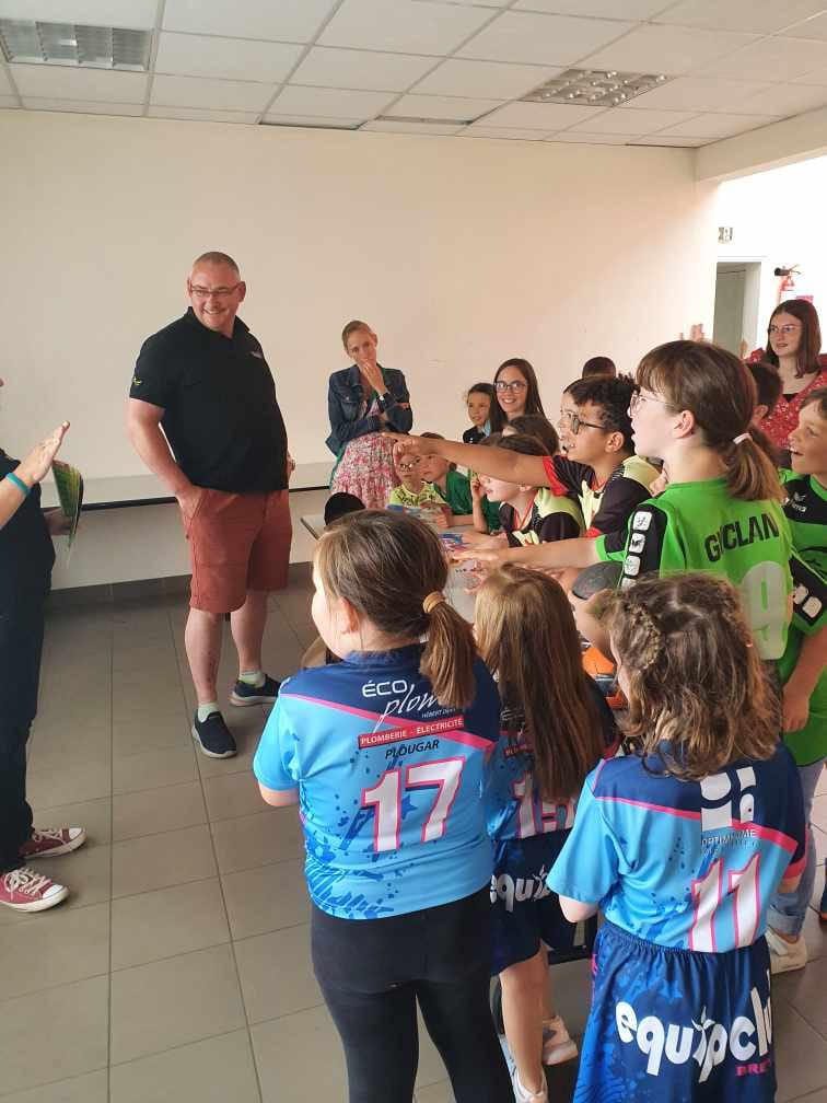 Dans le Finistère Nord, Hélène et Georges avec 4 jeunes bénévoles font jouer les handballeuses et les spectateurs du club de handball de l'Entente Bas Léon  pour la montée en N2 de leurs seniors filles !

Merci à toutes et à tous pour votre engagement ! 👍💪