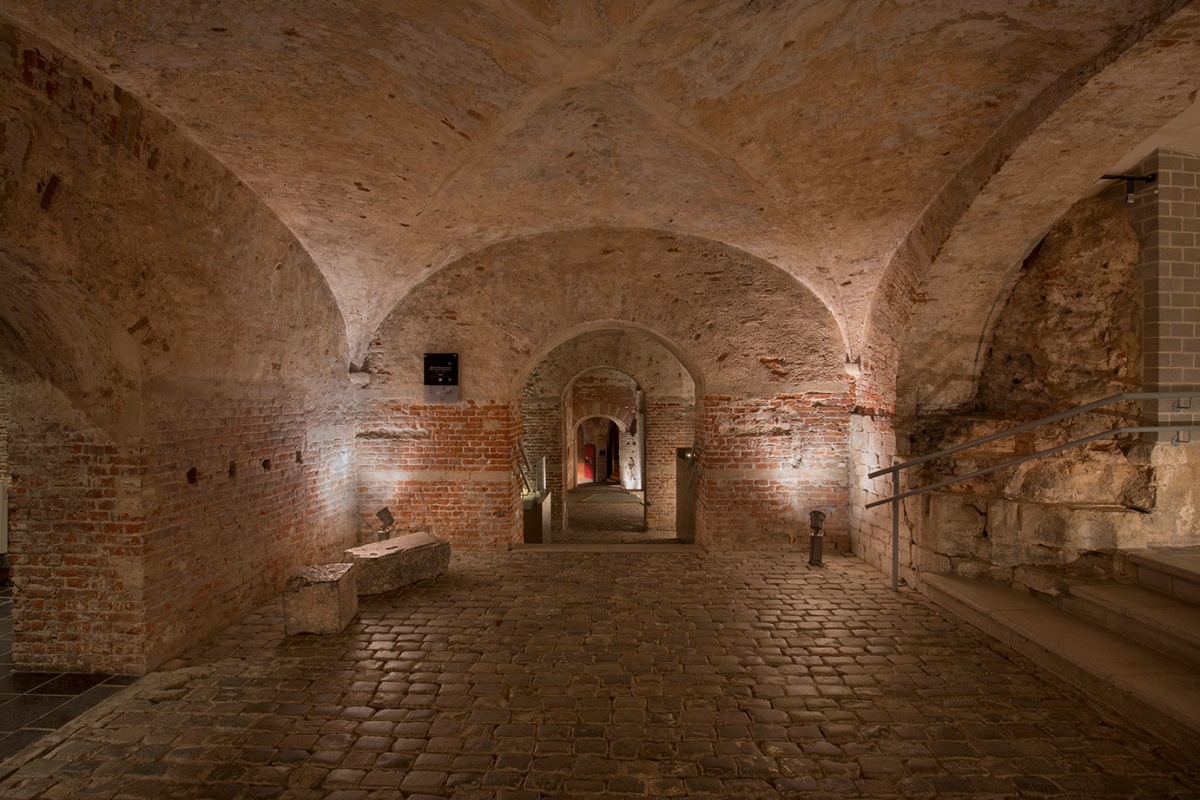 CAROLUSVEMPEROR's tweet photo. Do you know where Emperor Charles V 👑 stayed in Brussels? 🤔 He stayed at #Coudenberg Palace. Today only its remains exist, and we show them to you in this post 👉 https://t.co/SB0HmYmSp2
#ItineraCarolusV
@visitbrussels @CultureRoutes @mamr_bxl @rbc_bhg https://t.co/2dySfUg1o5