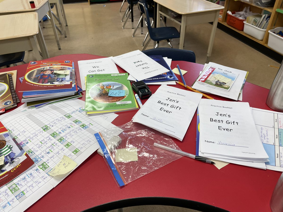 CatherineCook58's tweet photo. My students are so proud of all the books they are able to read. One had read over 16 extra books (6 times each for fluency practice) to her partners in two weeks. Lots of prizes were given out yesterday!
#StructuredLiteracyWorks
#BCEd
#BCLitChat https://t.co/ejDCORIMpj