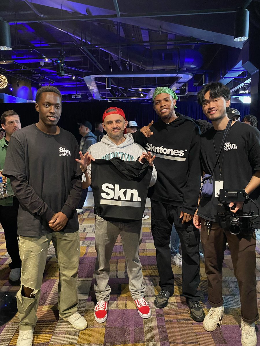 skntones's tweet photo. .@garyvee @veecon https://t.co/C05UBSOJ9y