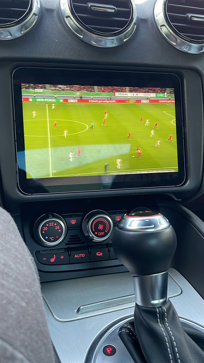 Foxix3's tweet photo. Fußball im TTS 😬 #DFBPokal #SCFRBL #Audi https://t.co/H8NPRsJjuz
